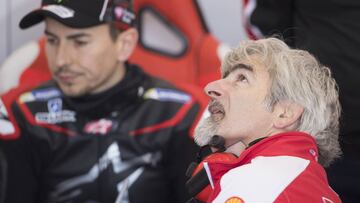 Lorenzo y Dall&#039;Igna en el box de Ducati durante los Test de Valencia.