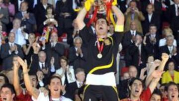 <b>CAPITÁN. </b>Casillas levanta la Eurocopa, el 29 de junio de 2008 en Viena.
