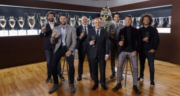Florentino Pérez, presidente del Real Madrid, junto a Marcelo, Sergio Ramos, Solari, Pablo Laso, Felipe Reyes y Llull.

