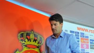 <b>ADIÓS. </b>Laudrup al término de la conferencia de prensa de ayer.