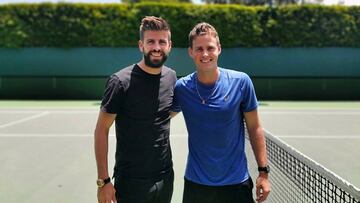 Gerard Piqu&eacute;, con el tenista Vasek Pospisil