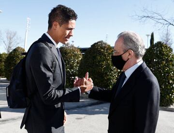 Cuando aún le falta una campaña más por seguir en el Madrid, Raphaël Varane se marcha traspasado al Manchester United. Las exigencias económicas del central francés, algo a lo que el Madrid no quería alcanzar fuerzan la salida del internacional galo, que pone punto y final a su carrera como jugador blanco. Varane llegó con 18 años en 2011, y se marcha tras convertirse en uno de los mejores zagueros europeos.