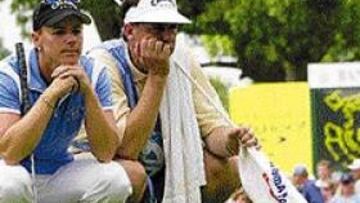 <B>CON SU MARIDO.</B> Annika Sorenstam mide la distancia a un hoyo en presencia de su marido, que le hace de caddie.