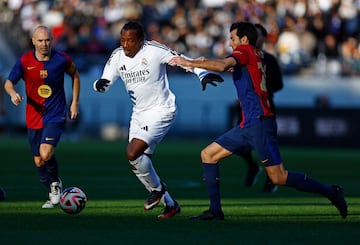 Edwin Congo conduce el balón.