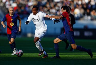 Edwin Congo conduce el balón.