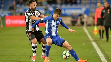 Mart&iacute;n defiende un bal&oacute;n ante Ivi durante un partido de Liga Sanatnder entre el Alav&eacute;s y el Levante.