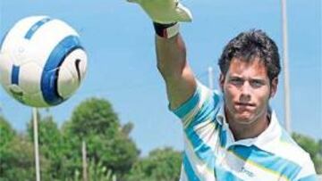 <b>OPORTUNIDAD. </b>Alejandro, posando en Mareo con un balón, será titular mañana ante el Poli Ejido.