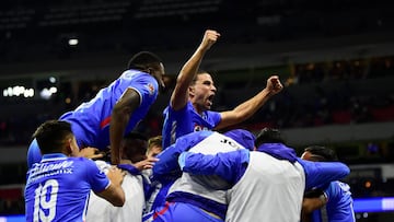 Jugadores de Cruz Azul festejan un gol en contra de Chivas.