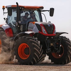 Márquez y Pedrosa se lo pasan bomba pilotando un tractor