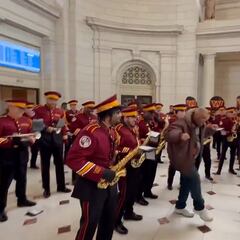 Commanders’ marching band turns Union Station into a party before NFC Championship game