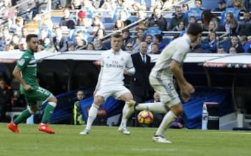 Pase de Kroos a Morata, que marca el tercero del Real Madrid.