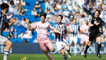 SAN SEBASTIÁN, 21/02/2026.- El centrocampista de la Real Sociedad Jon Gorrotxategi (c-d) disputa la posesión del balón con el centrocampista del Real Oviedo Alberto Reina (c-i) durante el partido de liga que enfrentó a la Real Sociedd y el Real Oviedo en el estadio Anoeta, este sábado. EFE/Juan Herrero