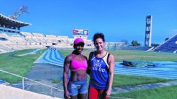 Yarisley Silva, con la espa&ntilde;ola Rebeca Yag&uuml;e en el Estadio Panamericano de La Habana.