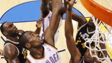 <b>SU PRIMER ALL STAR. </b>Serge Ibaka se eleva por encima de CJ Miles.