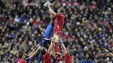 El gales Alun Wyn Jones (derecha) y el franc&eacute;s Morgan Parra saltan por un bal&oacute;n. 