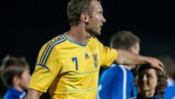 El jugador de Ucrania Andriy Shevchenko saluda a aficionados tras el juego amistoso ante Estonia, lunes 28 de mayo de 2012, previo al inicio de la Eurocopa 2012, en Kufstein, Austria.