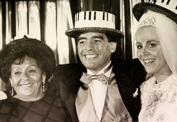 El gran futbolista argentino Diego Maradona posa con su esposa Claudia Villafane y su madre Dalma (izq.) Durante su boda en Buenos Aires el 8 de noviembre de 1989.