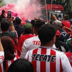 Barristas de América y Chivas provocan riña en juego de leyendas