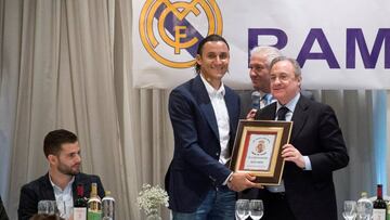 GRAF9942. ALCALÁ DE HENARES (MADRID), 22/04/2018.- El portero costarricense del Real Madrid Keylor Navas (c) junto al presidente del club, Florentino Pérez (d) en el acto en el que ha sido nombrado socio de honor de la Peña Ramó