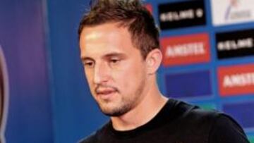 El centrocampista polaco ha sido presentado este lunes como nuevo fichaje del Levante.