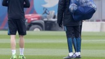 Rakitic, al lado de Luis Enrique.