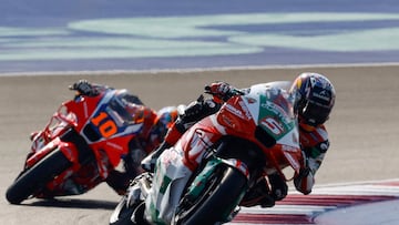 Johann Zarco rueda con la Honda por delante de Luca Marini en el GP de Qatar de MotoGP.
