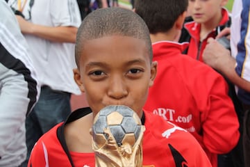 A la edad de 12 años, Mbappé gana la Copa Gif, un torneo internacional Sub-12. 
