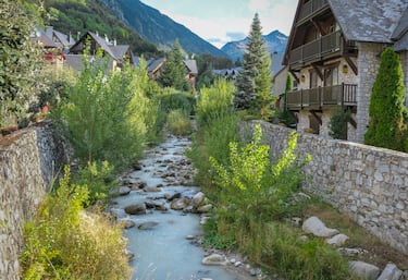 Esta idílica localidad leridana en los Pirineos, de algo más de 150 habitantes, se encuentra en la entrada del Alto de Arán y sobre el margen derecho del río Garona. El pueblo enamora al visitante con su arquitectura tradicional de piedra y tejados de pizarra. Destaca la iglesia románica de San Julián (reformada en el s. XV) con un gran campanario defensivo (siglo XVII) que bien merecen una visita. El entorno natural ofrece la posibilidad de realizar senderismo, y esquí durante la temporada en Baqueira-Beret, además de otras actividades de montaña. 