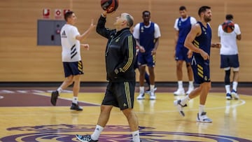 GRAF4842. MADRID, 28/12/2019.- El entrenador del Real Madrid Pablo Laso, durante el entrenamiento realizado para preparar el partido de Liga de mañana frente al Barça. EFE/JuanJo Martín