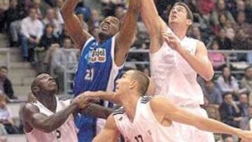 <b>CAMBIO. </b>Derrick Alston (en pugna con Bueno) ya no está en la plantilla del Plus Pujol Lleida.
