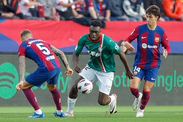 Dieciocho segundos tardó el joven delantero del Alavés, cedido por el Atlético, en marcar un gol al Barcelona. En sus botas estuvieron otros dos goles que finalmente no materializó y su equipo acabó perdiendo.  