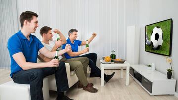 El f&uacute;tbol en casa con amigos ya es un acto social.