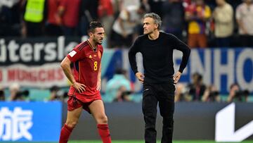 Spain's midfielder #08 Koke (L) and Spain's coach Luis Enrique (R) reacts after the Qatar 2022 World Cup Group E football match between Spain and Germany at the Al-Bayt Stadium in Al Khor, north of Doha on November 27, 2022. (Photo by JAVIER SORIANO / AFP)