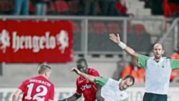 <b>NO PUDIERON. </b>Colsa y Munitis fueron titulares, pero no tuvieron el peso que se esperaba en el partido. Ambos trabajaron mucho, aunque en balde.