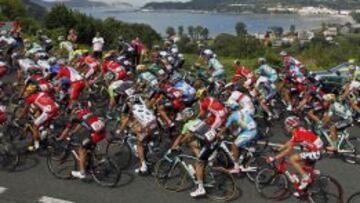 El pelot&oacute;n rueda por tierras gallegas, con el mar al fondo, durante la 17&ordf; etapa de la Vuelta, que concluy&oacute; con un sprint masivo. 
 