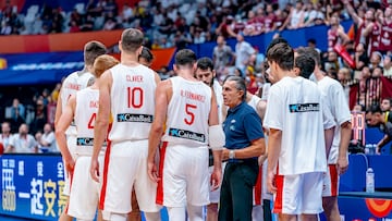 Sergio Scariolo da instrucciones a sus jugadores.
