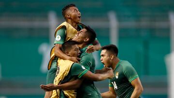 AMDEP284. CALI (COLOMBIA), 20/01/2023.- Fernando Nava (c) de Bolivia celebra un gol hoy, en un partido de la fase de grupos del Campeonato Sudamericano Sub'20 entre las seleccione de Bolivia y Venezuela en el estadio del Deportivo Cali en Cali (Colombia). EFE/ Ernesto Guzm芍n Jr.