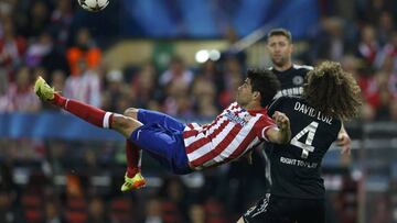Diego Costa hace una tijereta en un partido con el Atlético.