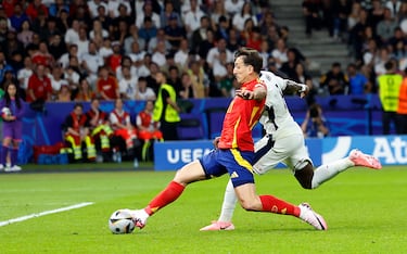 2-1. Asistencia de Marc Cucurella para el delantero de la Real Sociedad, que no perdona, y manda el balón al fondo de la portería de Jordan Pickford.