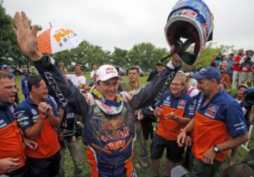 REFILE- CLARIFYING RALLY EDITION
KTM rider Marc Coma of Spain celebrates after winning the seventh South American edition of the Dakar Rally 2015 in Buenos Aires, after the 13th stage of the Dakar Rally 2015 from Rosario to Buenos Aires January 17, 2015.   REUTERS/Jean-Paul Pelissier (ARGENTINA - Tags: SPORT MOTORSPORT)