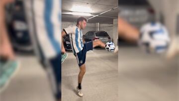 ¡El mejor regalo! La aventura de una chica para regalar un balón a su novio