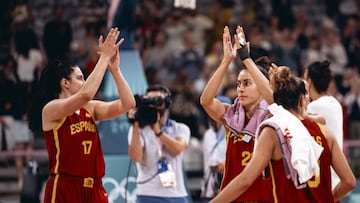 Team Spain celebrates after winning the Women's Basketball Group A match between Serbia and Spain in the Paris 2024 Olympic Games, at the Pierre Mauroy Stadium in Villeneuve-d'Ascq, France, 03 August 2024.