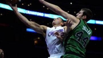 Tyler Zeller disputa el bal&oacute;n con Blake Griffin.