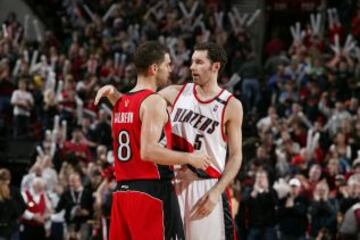 Rudy Fernández se abraza a si compañero de Selección, José Manuel Calderón.