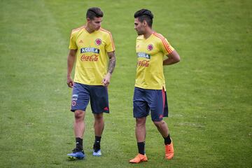 Falcao, James y Pékerman dialogaron gran parte de la práctica en el centro de la cancha. El '10' y el '9' realizaron trabajos de recuperación 

