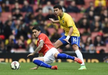 Thiago Silva y Pablo Hernández luchan la pelota.