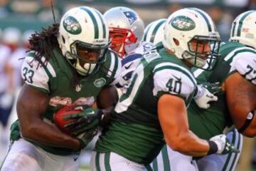 Chris Ivory de los New York Jets protege el balón en el encuentro contra los New England Patriots.