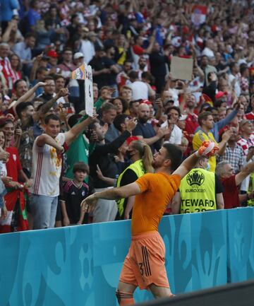 Los jugadores de Espa?a celebran el pase a cuartos.