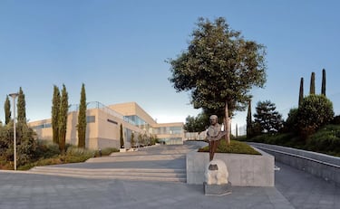 El Alfredo Di Stéfano tiene un aforo cercano a los 6.000 espectadores y donde juegan sus partidos el Castilla, el Real Madrid femenino y el Juvenil A en la UEFA Youth League.