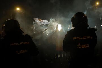 Bufandas al aire, el humo de las bengalas y el autobs del Real Madrid y el del Atltico avanzan entre la niebla... Las aficiones recibieron de esta manera a sus  equipos.